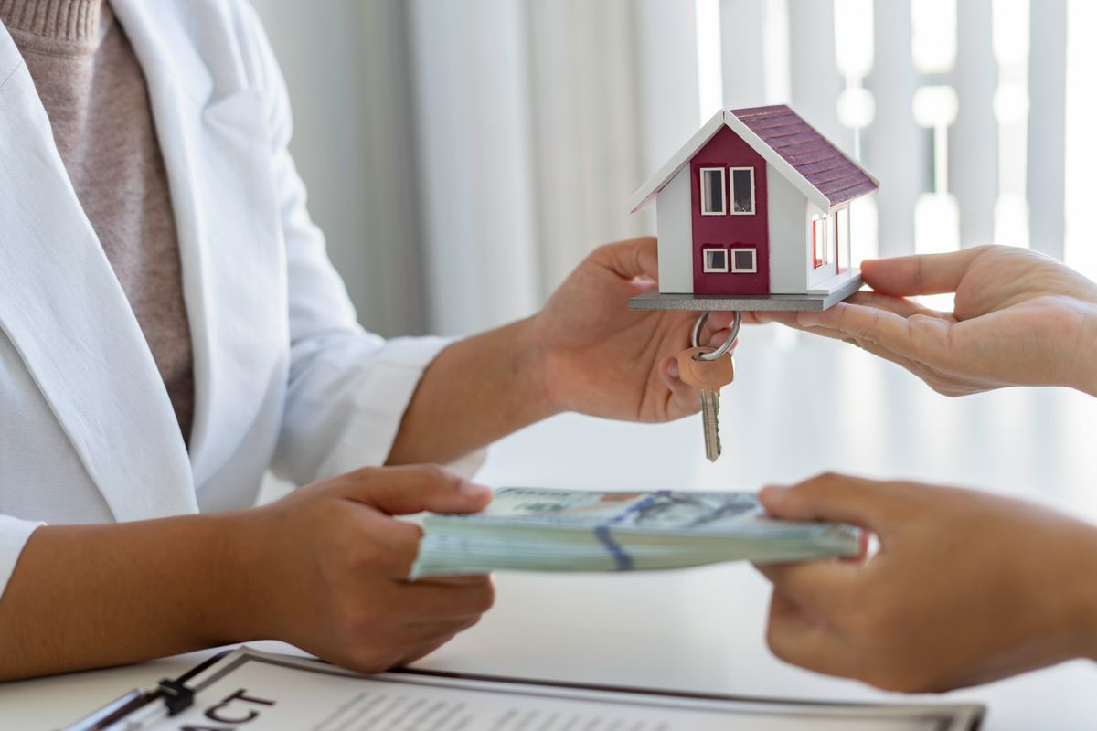 Real Estate Brokerage Agent Hand Over the Sample H 2025 02 19 19 41 00 Utc