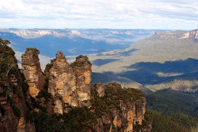 1280px-Three-Sisters-Blue-Mountains-New-South-Wales-Australia-20July2012-1.jpg